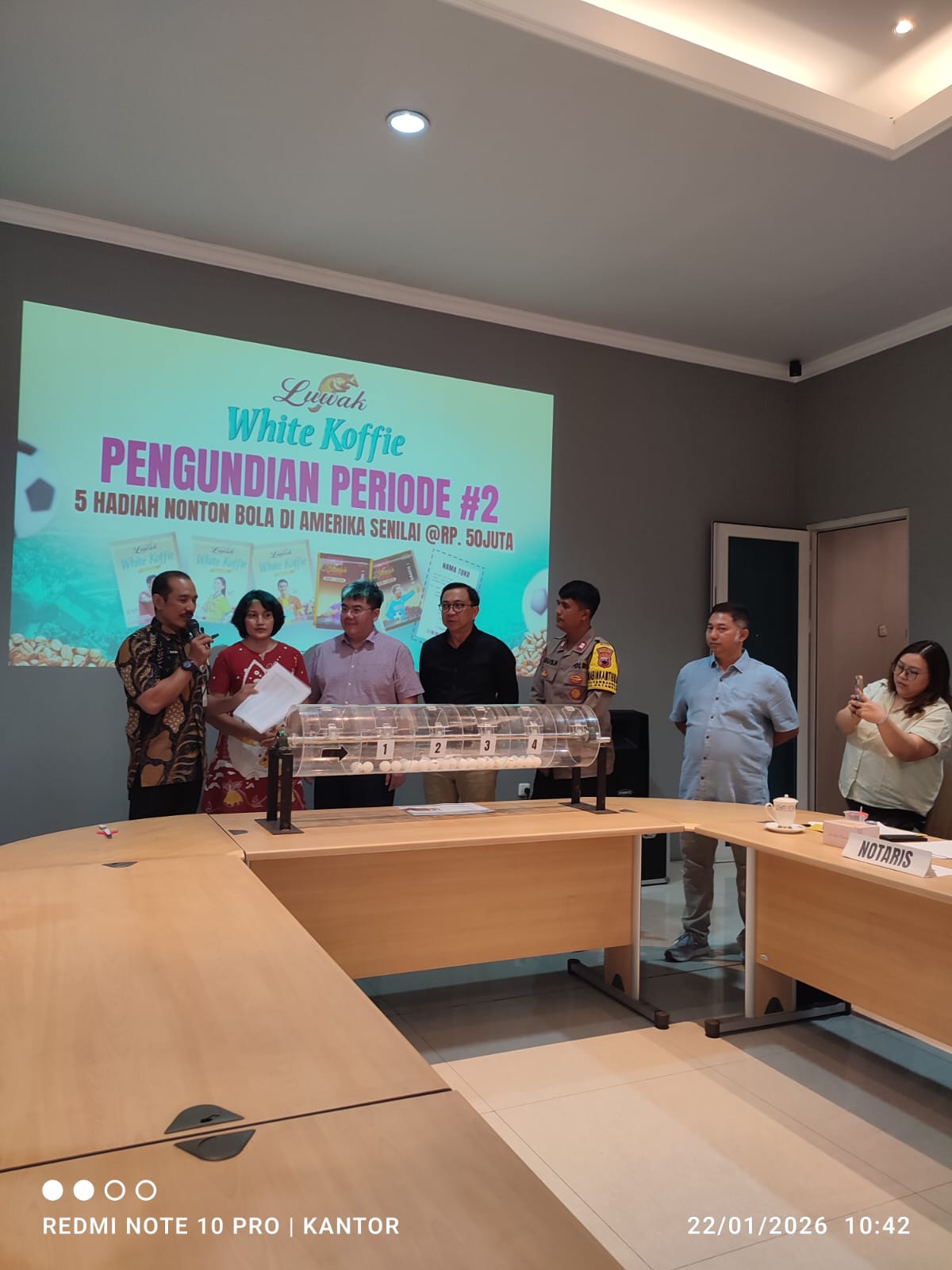 Pengundian hadiah tiket nonton sepak bola ke Amerika dari Luwak White Koffie.
