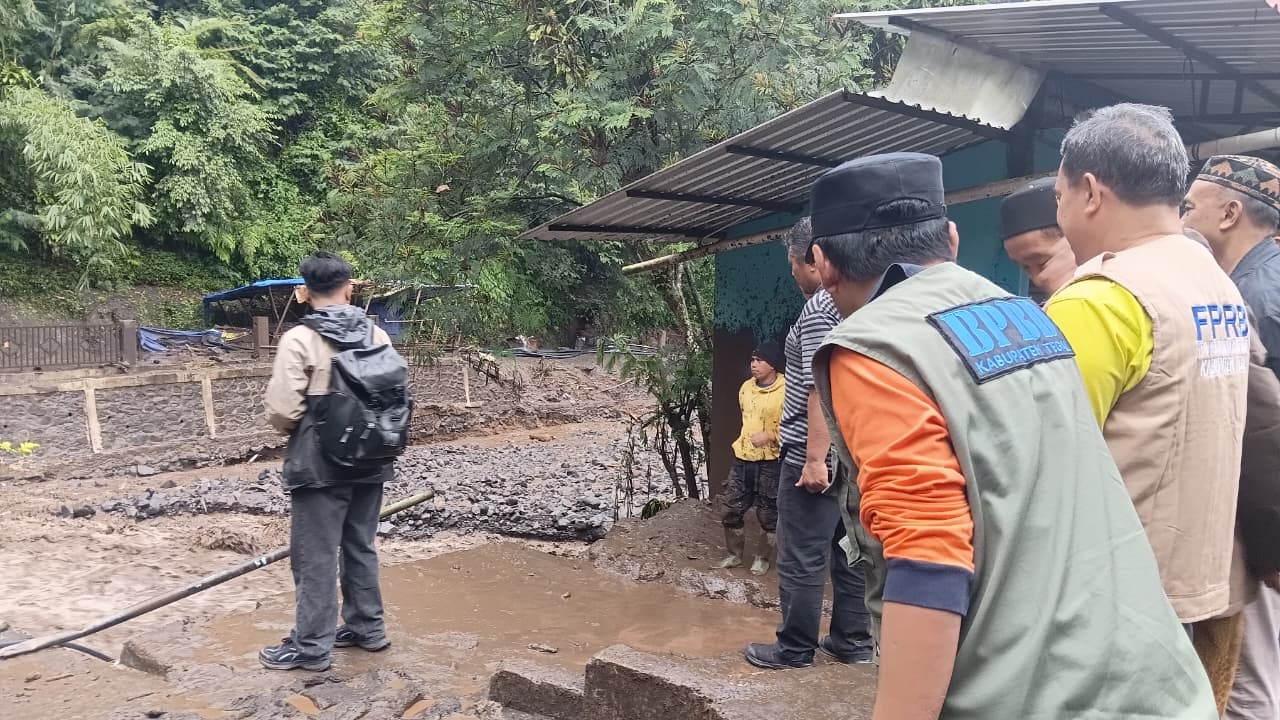 Banjir terjang beberapa kawasan di Jateng, BPBD lakukan pembersihan.