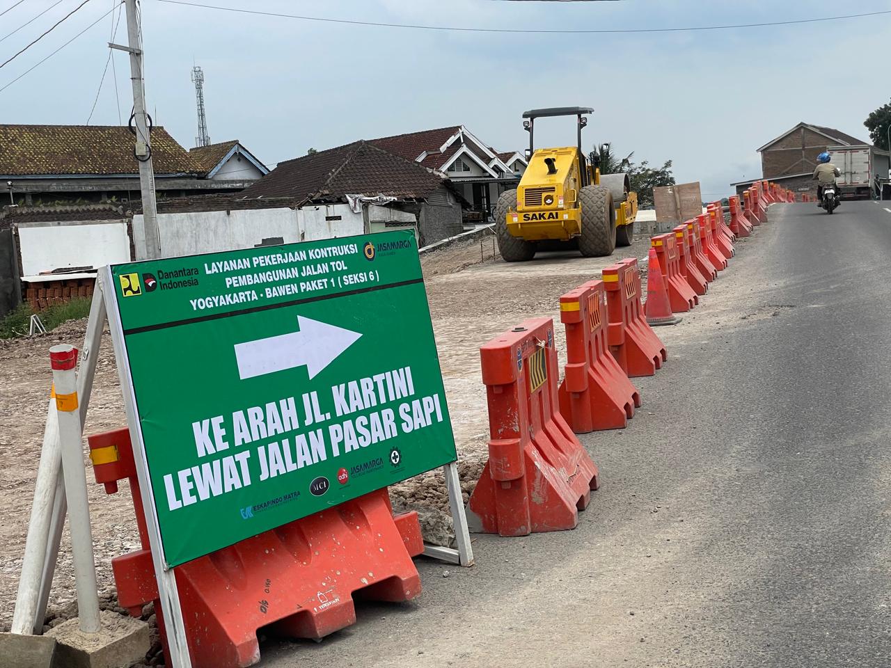 Pengecoran exit tol Ambarawa sepanjang 200 meter tepatnya di Jalan Kartini Kecamatan Bawen. Maria Novena/Jawa Pos Radar Semarang