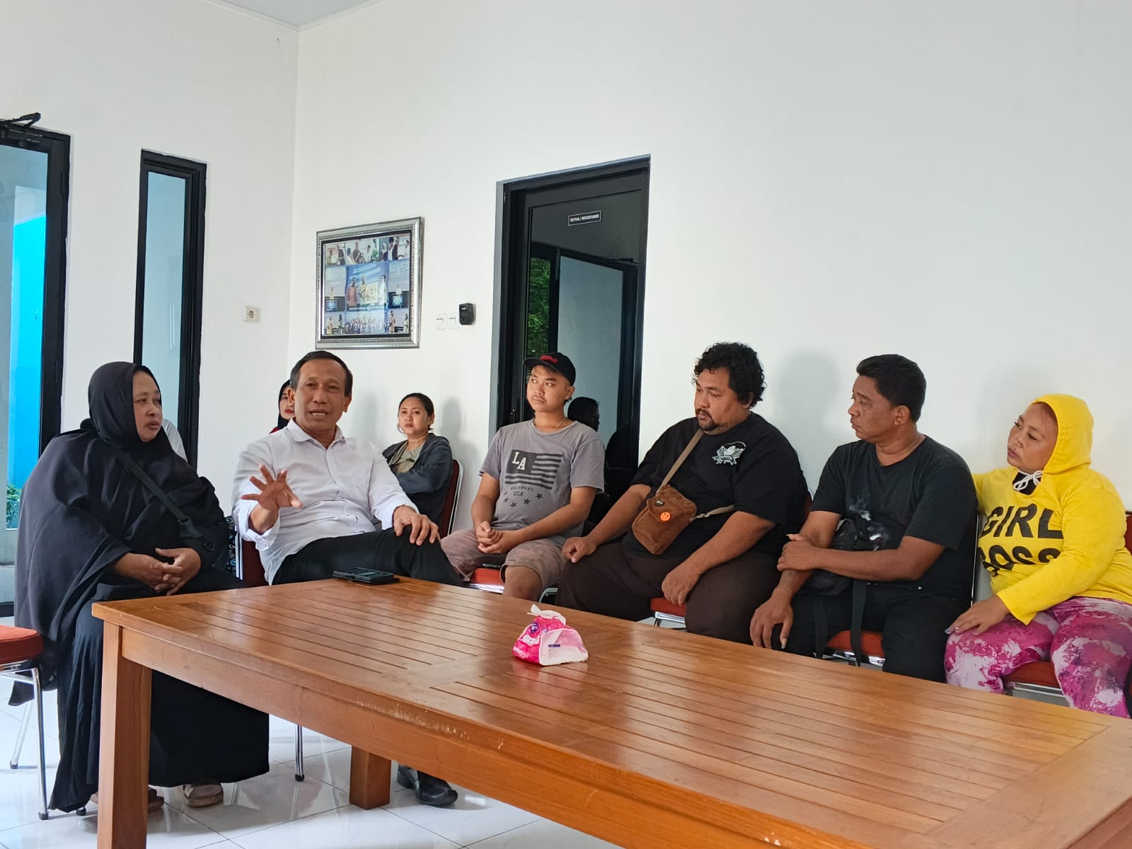 Puluhan pedagang kaki lima (PKL) di kawasan Pleburan mengadu pada Ketua Tim Advokasi PKL se-Kota Semarang, Zainal Abidin Petir di kantor PWI Jateng, Senin (26/1/2026).