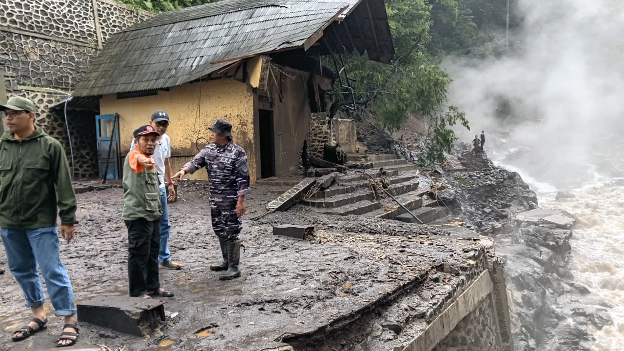 Penanganan banjir di Kawasan Tegal.