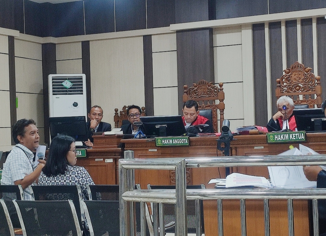 Mantan staf administrasi umum PT Sritex, Riko dan Leni saat menjadi saksi di Pengadilan Tipikor Semarang, Senin (26/1/2026).
