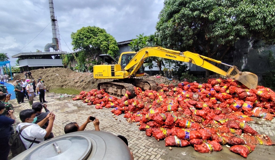 Barang bukti Bawang Bombay yang berhasil diamankan dari upaya penyelundupan