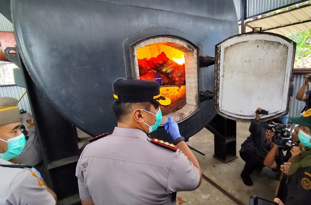 Barang bukti bawang Bombay Ilegal dimusnahkan dengan cara dibakar dan dipendam dalam tanah