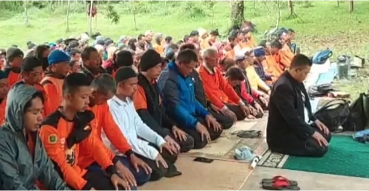 Hari Ke 8 Pendaki Hilang di Bukit Mongkrang Karanganyar Gunung Lawu, Pencarian Dimulai dengan Sholat istianah Diikuti 300 Jamaah Berharap Segera Ditem