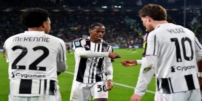 Para pemain Juventus merayakan gol pembuka yang dicetak J. David, terlihat berbincang dan saling memberi gestur di lapangan usai gol tercipta. ( Sumber foto: Getty Images )
