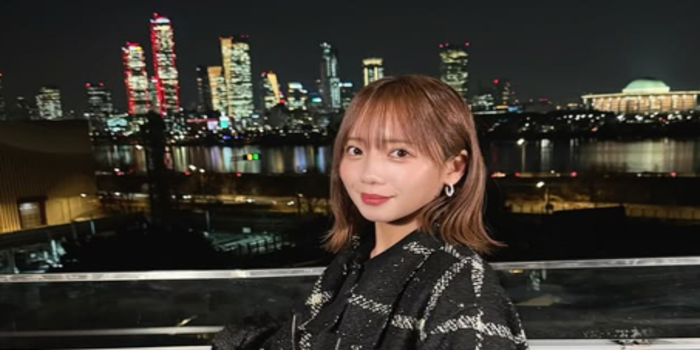Kyoko Saito berpose dengan latar malam kota Seoul saat tampil dalam acara Another Sky, membagikan refleksi tentang hidup, perjalanan, dan langkah baru ke depan.