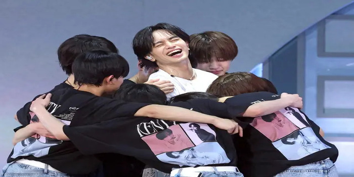 Nakajima Kento (tengah) dipeluk oleh para junior dibelakangnya, tersenyum hangat dan sangat manis.  ( Sumber foto: Ito Shoko )