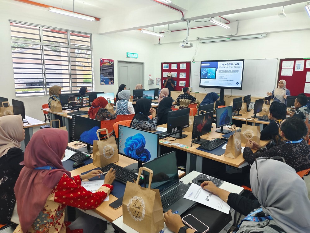 Peserta comparative study mengikuti workshop pengembangan media pembelajaran, diskusi kolaboratif, serta promosi pendidikan.