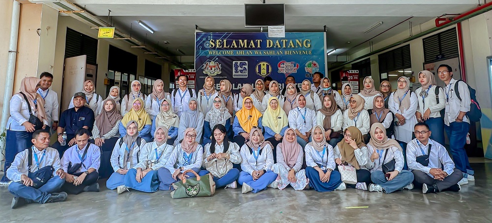 Sebanyak 40 mahasiswa didampingi dua dosen Program Studi Magister Pendidikan Dasar Universitas Muria Kudus (UMK) mengikuti comparative study di Malaysia dan Singapura.