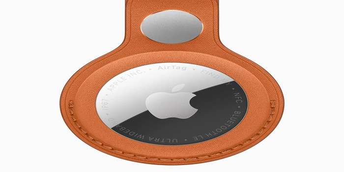 AirTag generasi terbaru dengan gantungan kulit anyaman berwarna oranye, dirancang untuk memudahkan pelacakan barang melalui ekosistem Apple.  ( Sumber foto: Yahoo Japan )