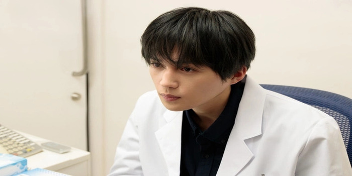 Yusei Yagi tampil serius mengenakan jas dokter putih, memperlihatkan sosok Ao Odagiri dalam drama medis &ldquo;Yandoku!&rdquo;. ( Sumber foto: Fuji Television )