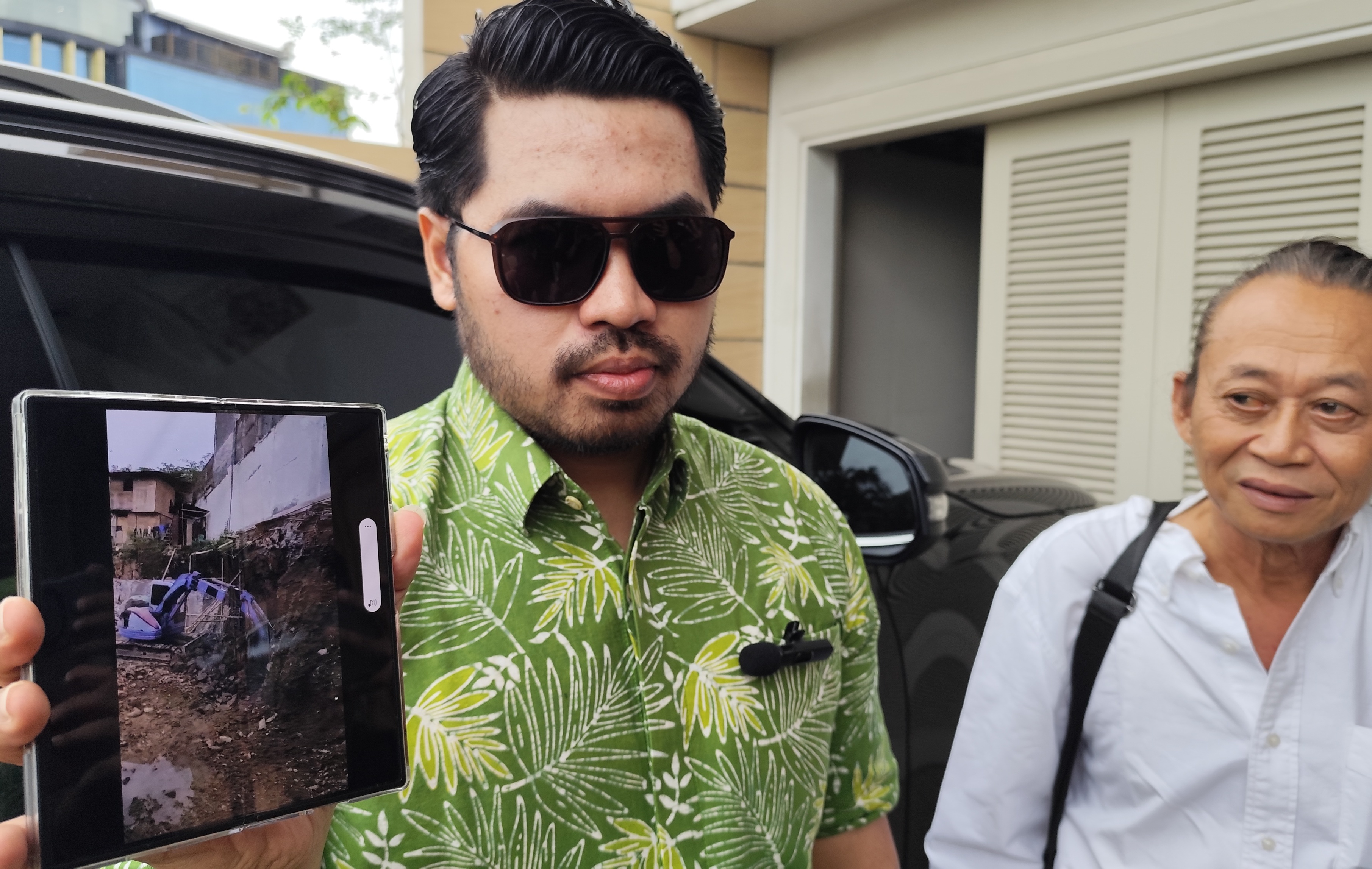 Kuasa hukum pemilik rumah menunjukkan gambar proyek pembangunan restoran yang menjadi titik pusat sengketa