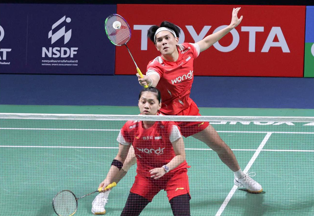 Unggulan keenam Adnan Maulana/Indah Cahya Sari Jamil harus bekerja keras untuk mengalahkan Pakkapon Teeraratsakul/Sapsiree Taerattanachai 15-21, 21-19, 21-17.