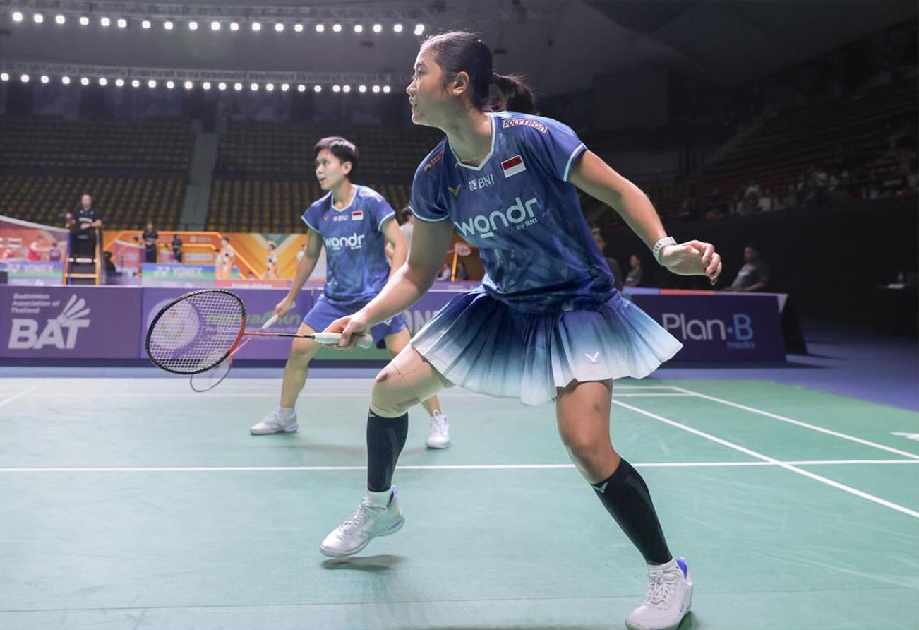 Unggulan kedelapan Amallia Cahaya Pratiwi/Siti Fadia Silva Ramadhanti menang dua gim langsung atas Kathrine Vang/Mette Werge 21-7, 21-11 dan melaju ke babak 16 besar Thailand Masters 2026.