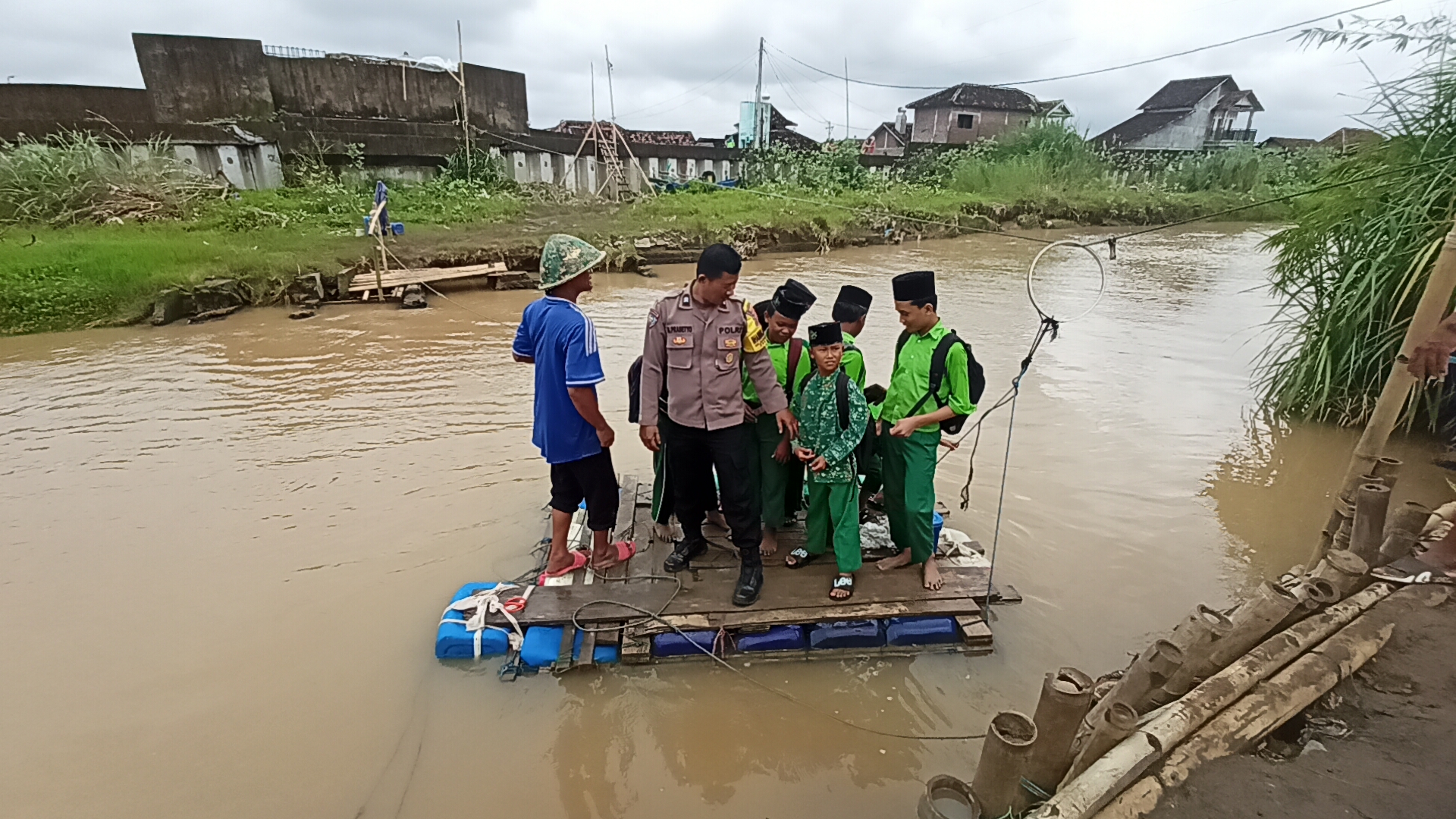 GUNAKAN SAMPAN : Warga dan siswa sekolah menggunakan sampan untuk menyeberangi Sungai Beringin karena jembatan yang ada roboh.