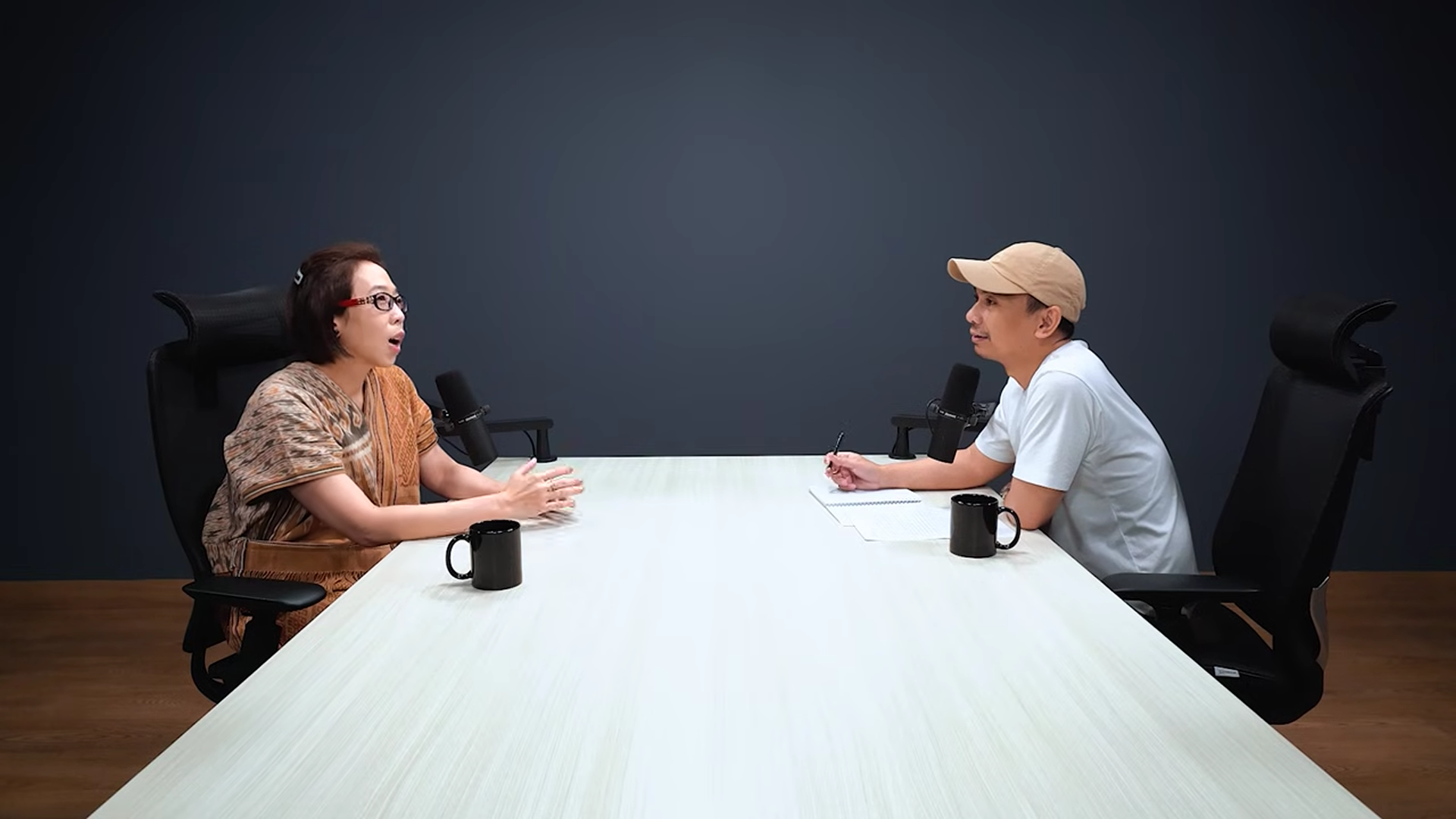 Raditya Dika dan Dr. Elvin Gunawan  sedang berbincang tentang Narcissistic Personality Disorder (NPD).