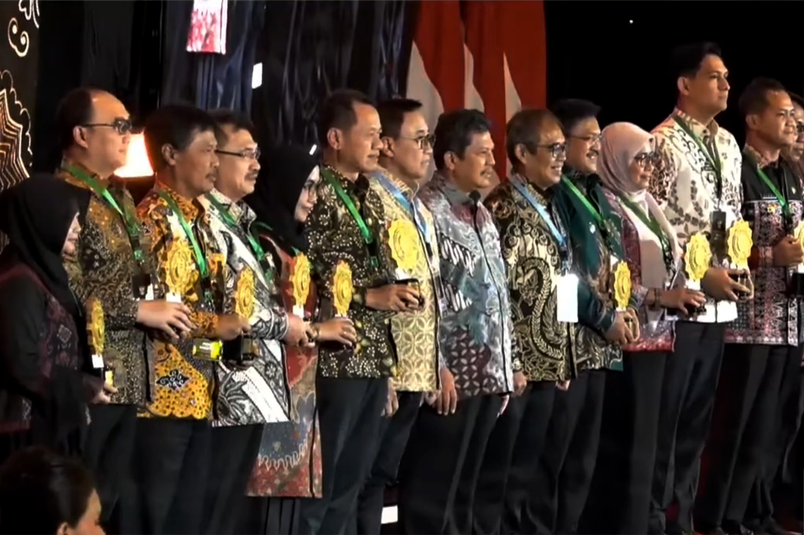 Wali Kota Salatiga, dr. Robby Hernawan, Sp.OG, mewakili Pemerintah Kota Salatiga menerima penghargaan Universal Health Coverage (UHC) Award tingkat Madya dalam ajang UHC Awards 2026.