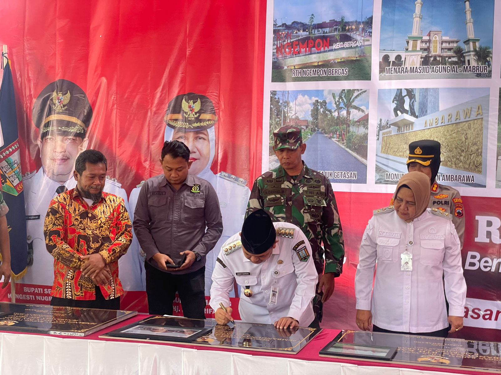 Bupati Semarang Ngesti Nugraha dan Wakil Bupati Semarang Nur Arifah saat resmikan proyek Jembatan Macanan di Dusun Macanan Desa Tajuk Kecamatan Getasan.&nbsp;Maria Novena/Jawa Pos Radar Semarang