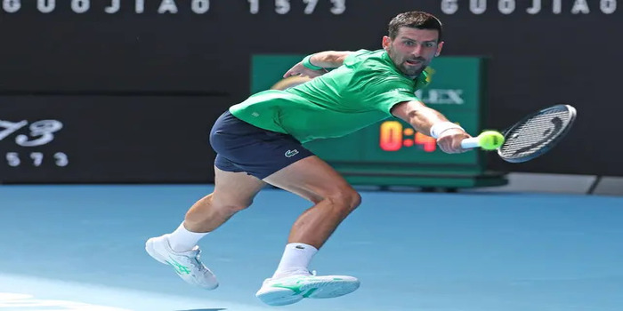 Novak Djokovic mengembalikan bola dengan fokus penuh saat berlaga di Australia Open. ( Sumber foto: Getty Images )