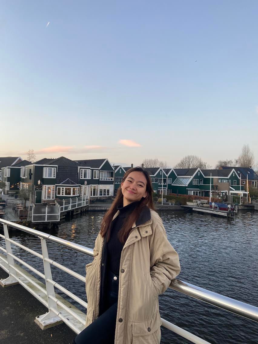 Eunice Clarissa Chamberly Waani, lulusan Prodi Biologi Fakultas Biologi, yang berhasil mengukir prestasi internasional sebagai&nbsp;awardee IISMA dan peserta HOH kerja sama UKSW dengan MNHN Paris, Prancis.