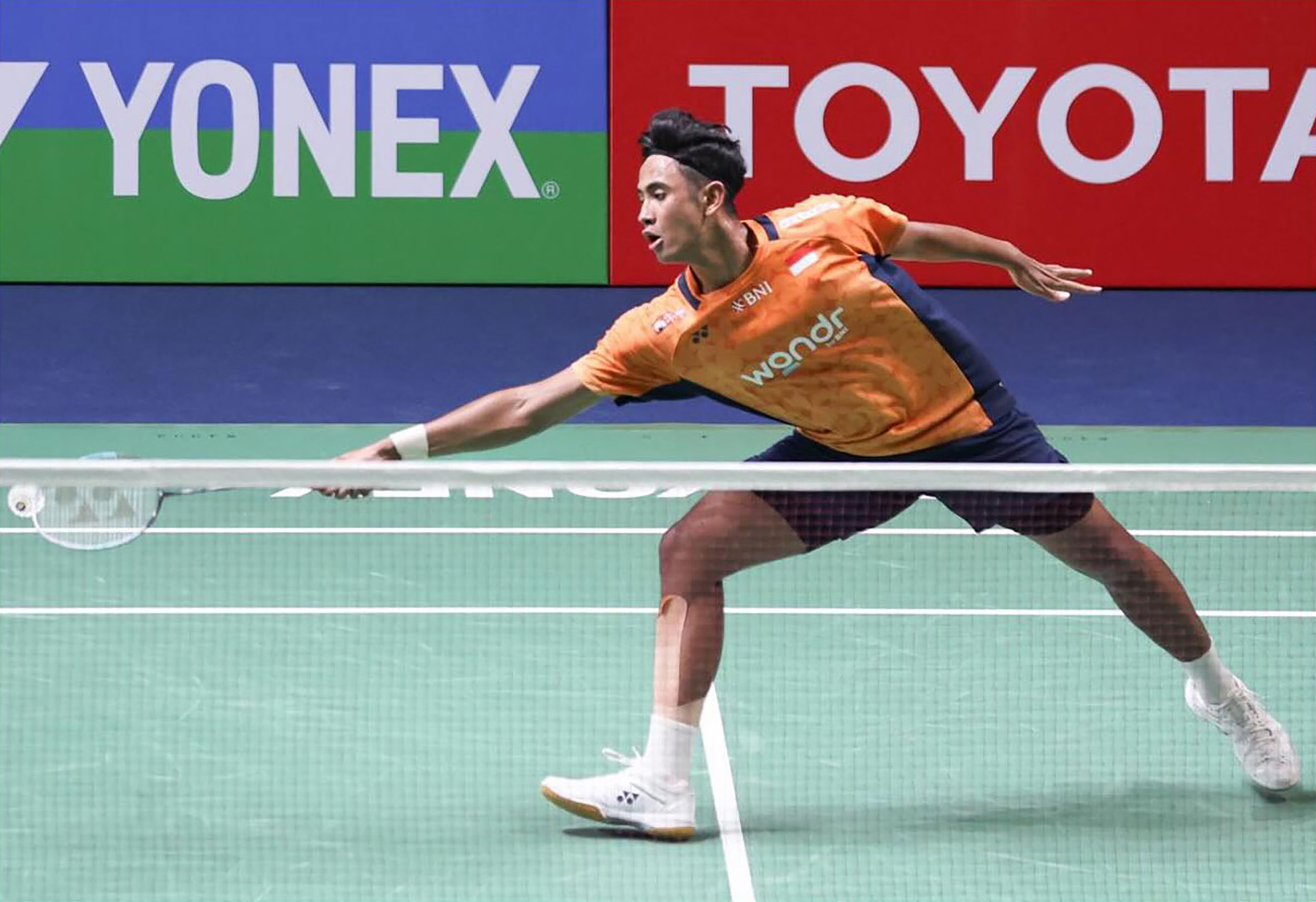 Unggulan kedua Alwi Farhan menang mudah dua gim langsung atas Daniil Dubovenko 21-14, 21-10 dan melaju ke babak perempatfinal Thailand Masters 2026.