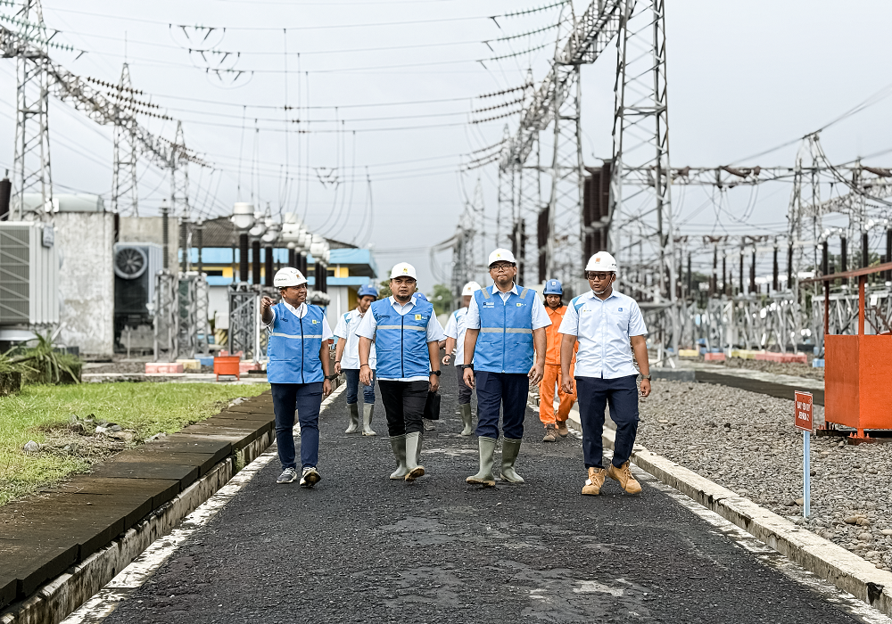 JAGA KEANDALAN LISTRIK : PLN UIT JBT memastikan berhasil menjaga operasional GI 150 kV Kudus tetap normal dan terkendali sehingga pasokan listrik di Kabupaten Kudus tetap andal dan aman.