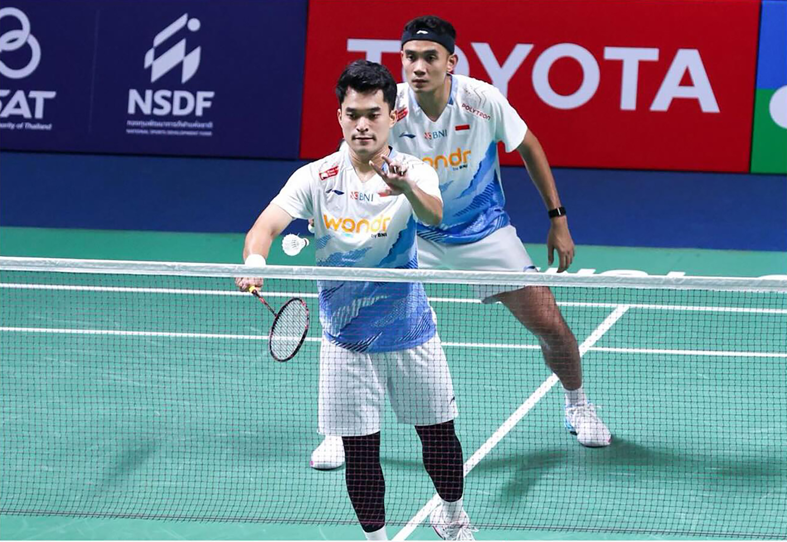 Unggulan pertama Leo Rolly Carnando/Bagas Maulana mengatasi perlawanan tuan rumah Thailand, Kittinupong Kedren/Lucas Ekarat Wedler straight game 21-12, 21-11.