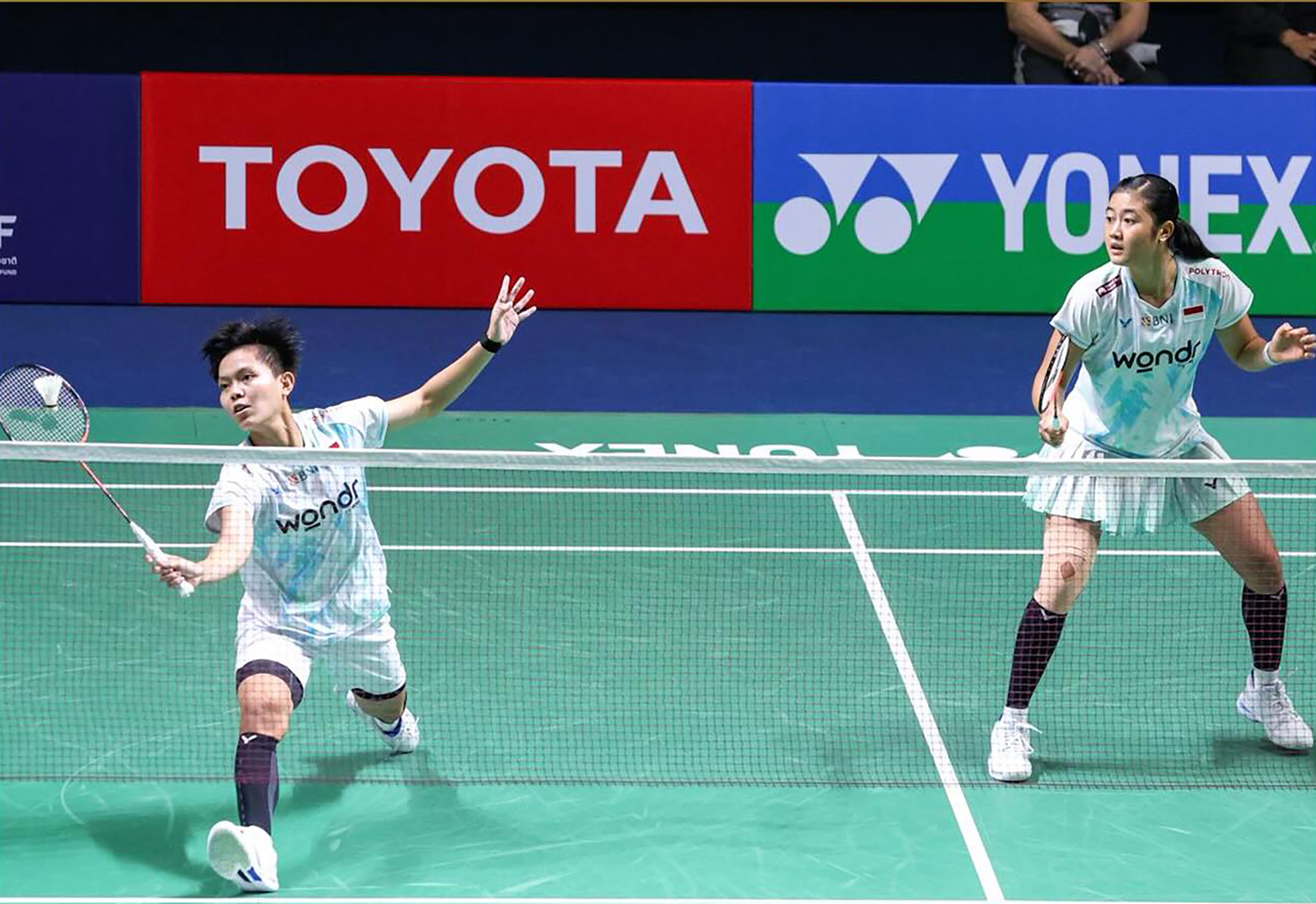 Amallia Cahaya Pratiwi/Siti Fadia Silva Ramadhanti menang dua gim langsung atas Fan Ka Yan/Yau Mau Ying 21-12, 21-15 dan melaju ke babak delapan besar Thailand Masters 2026.