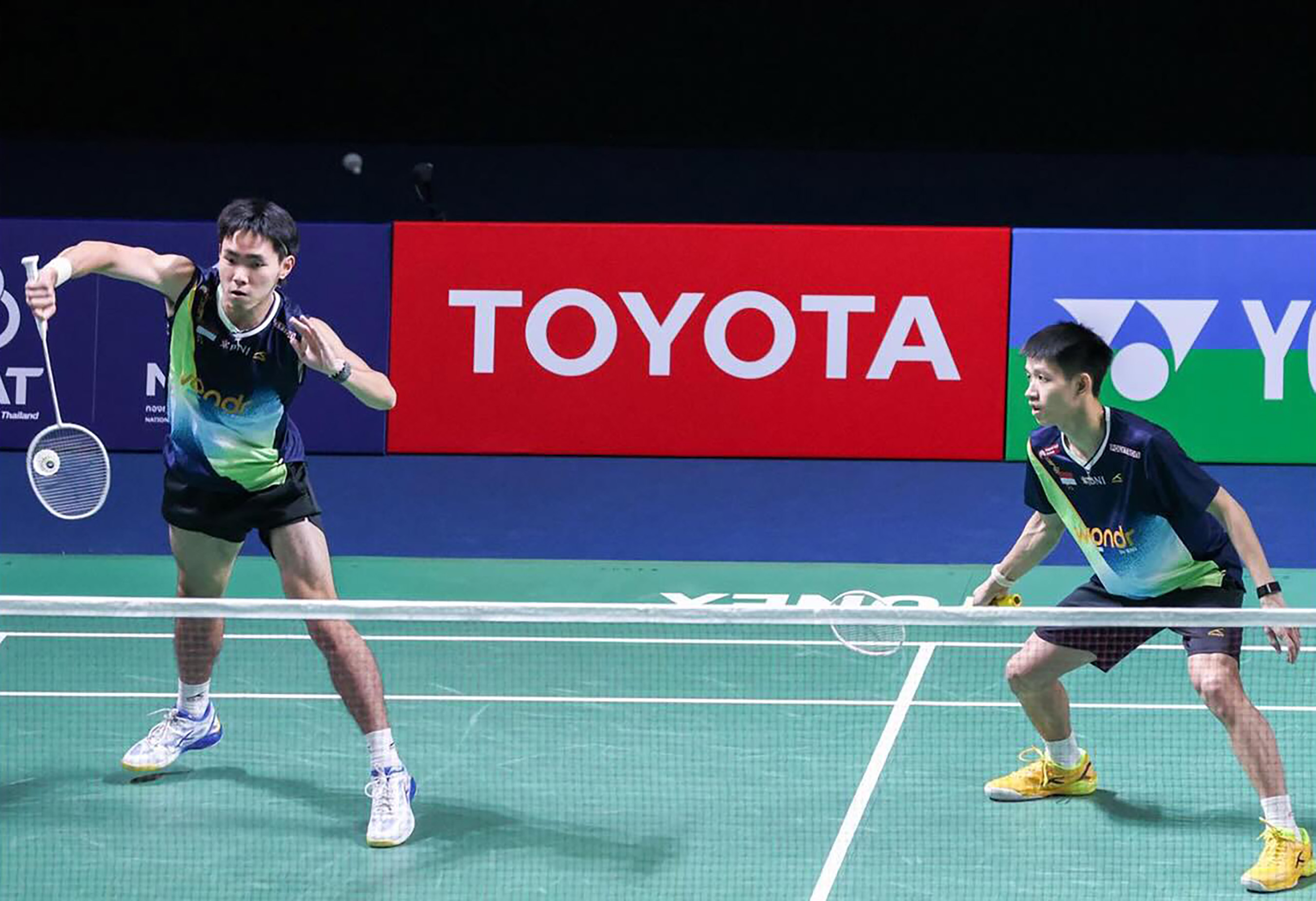 Unggulan kedua Raymond Indra/Nikolaus Joaquin bermain agresif dan menang dua gim langsung 21-8, 21-13 atas Pharanyu Kaosamaang/Tanadon Punpanich.