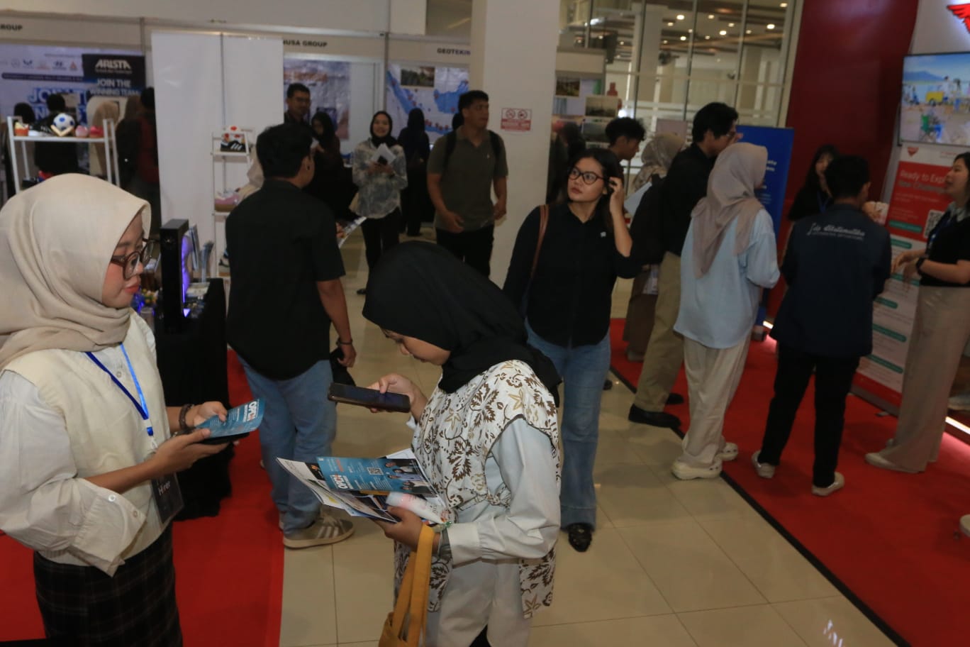 Pencari kerja membidik peluang dalam Undip Career Days di Muladi Dome, Kamis (29/1/2026).