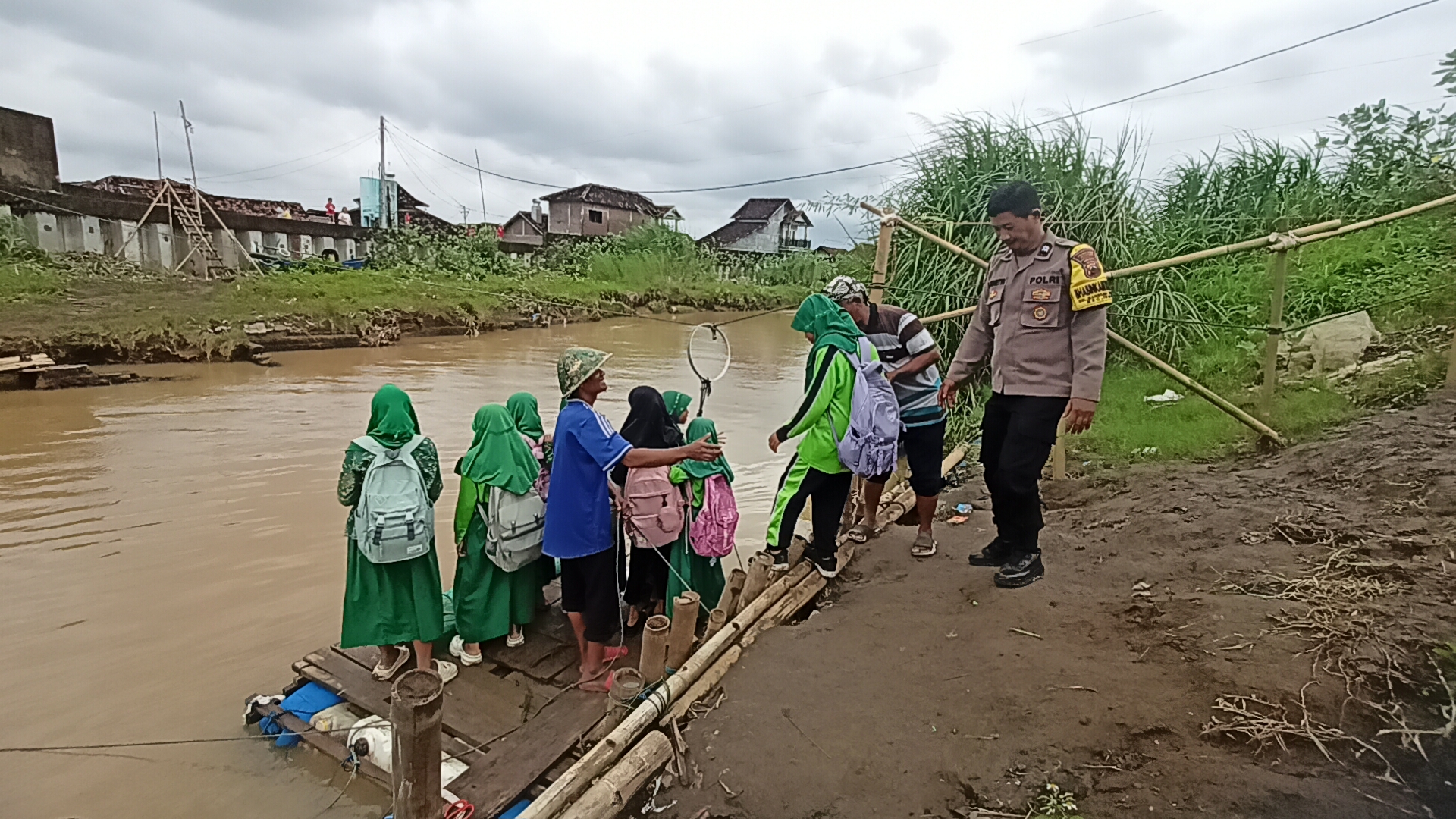 GUNAKAN SAMPAN : Warga dan siswa sekolah menggunakan sampan untuk menyeberangi Sungai Beringin karena jembatan yang ada roboh.