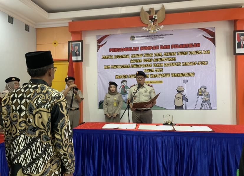 Kegiatan pengambilan sumpah dan pelantikan panitia ajudikasi dan tiga satgas dalam program PTSL 2026 di Kantor BPN Temanggung, Kamis (29/1).