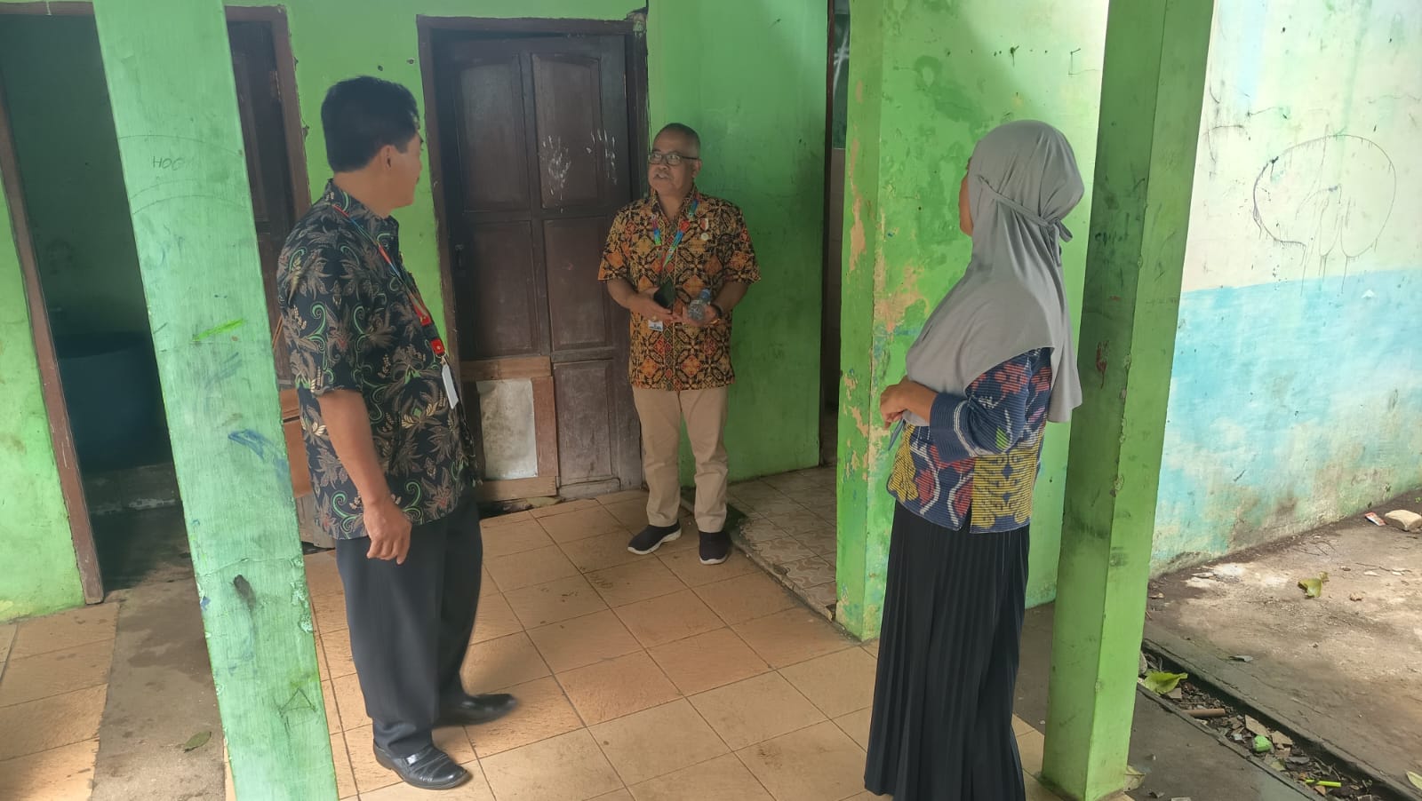Dewan Pendidikan Kabupaten Semarang Joko Sriyono saat lakukan monitoring di SMP N 2 Pringapus. Maria Novena/Jawa Pos Radar Semarang