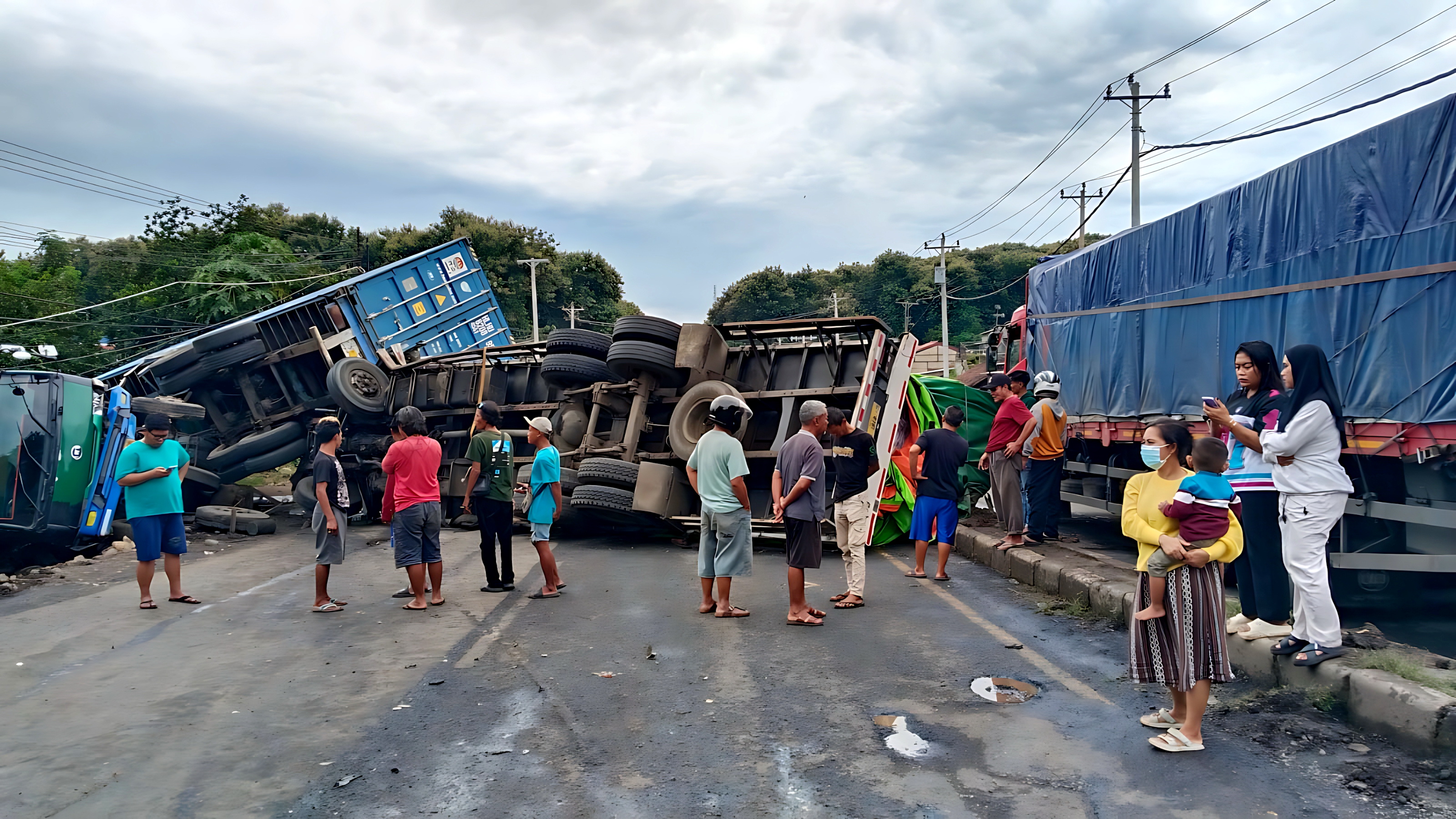 TERGULING - Penampakan truk terguling di jalur Alas Roban Pantura Gringsing, akibat rem blong dan kecelakaan beruntung, Jumat (30/1/2026).