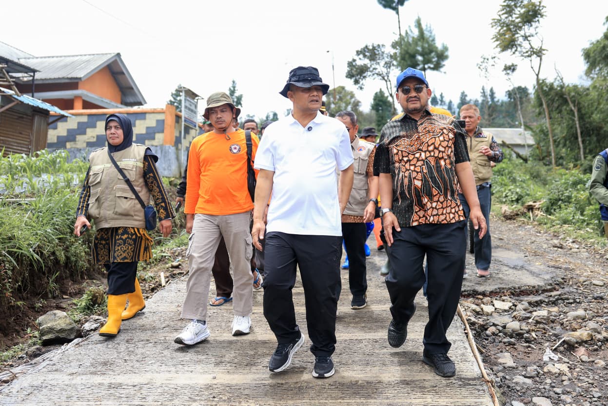 Gubernur Ahmad Luthfi saat mengunjungi korban longsor