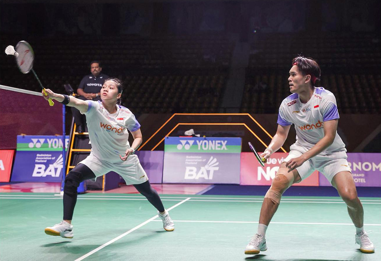 Adnan Maulana/Indah Cahya Sari Jamil harus berjuang keras untuk mengalahkan Bobby Setiabudi/Melati Daeva Oktavianti dengan skor 18-21, 21-19, 21-17 di Nimibutr Arena, Bangkok, Thailand.