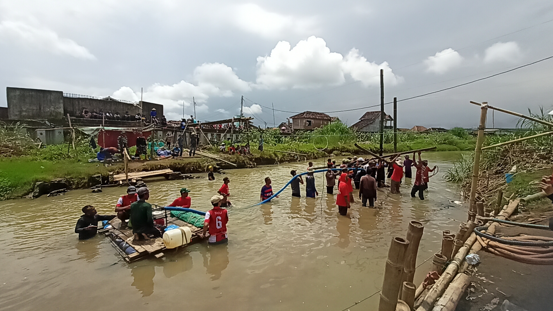 BANGUN JEMBATAN DARURAT : Warga Tambaksari RW  7 Mangkang Wetan, gotong royong dibantu TNI Polri membangun jembatan darurat