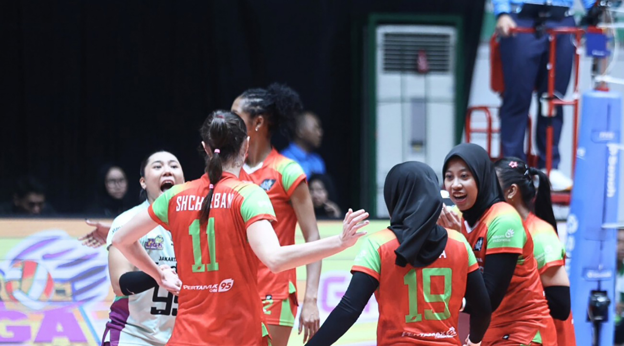 Jakarta Pertamina Enduro menang meyakinkan dengan skor 3-0 (25-17, 25-20, 25-18) atas Bandung BJB Tandamata di GOR Tri Dharma, Gresik, Jawa Timur.