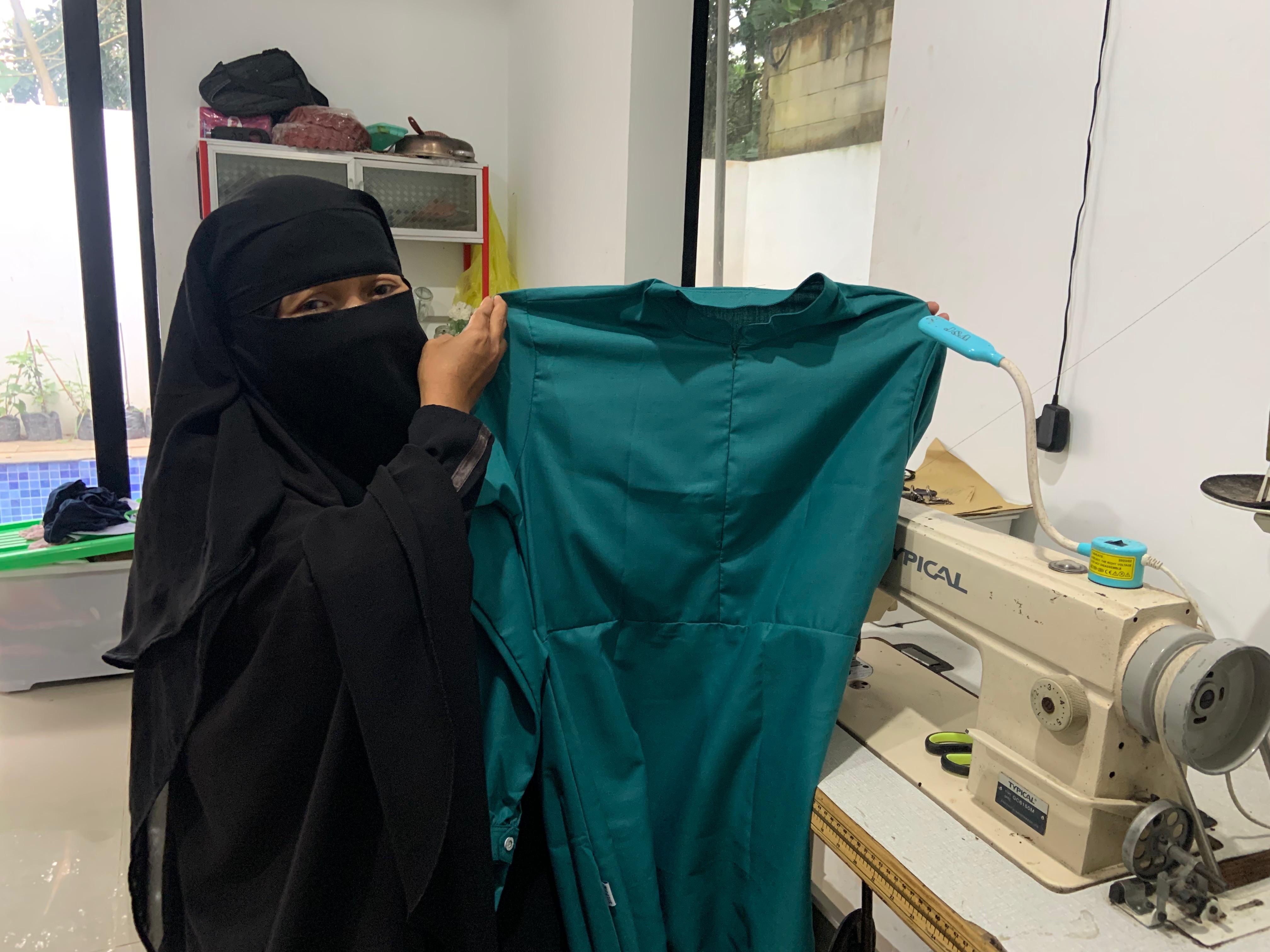 Ummu Iffah yang kini sibuk menjahit dan menjadi relawan.