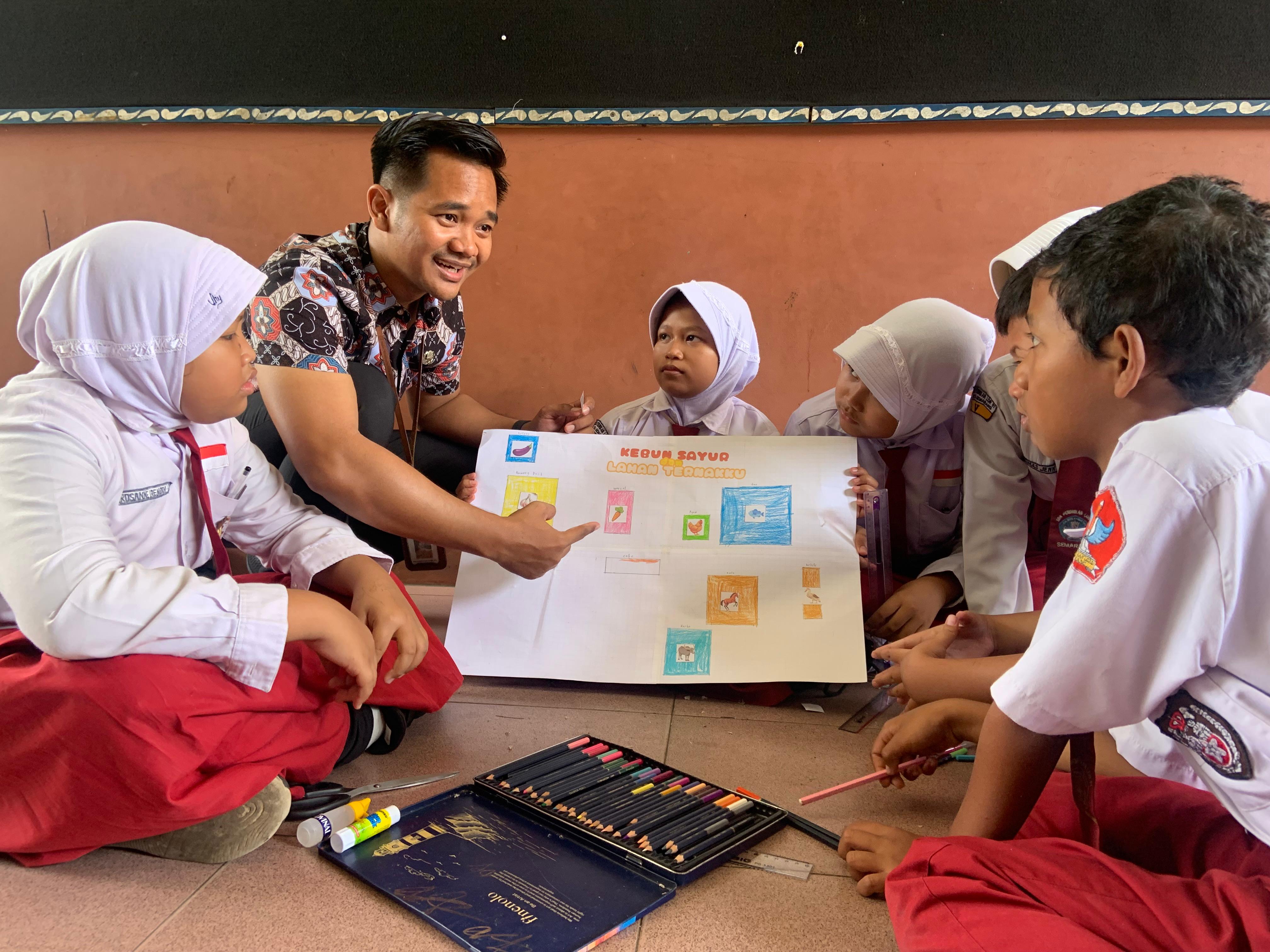 Fasda Program PINTAR Tanoto Foundation Eko Prasetyo Nur Utomo sedang menjelaskan pembelajaran Lahan Kebun dan Peternakanku pada peserta didik.