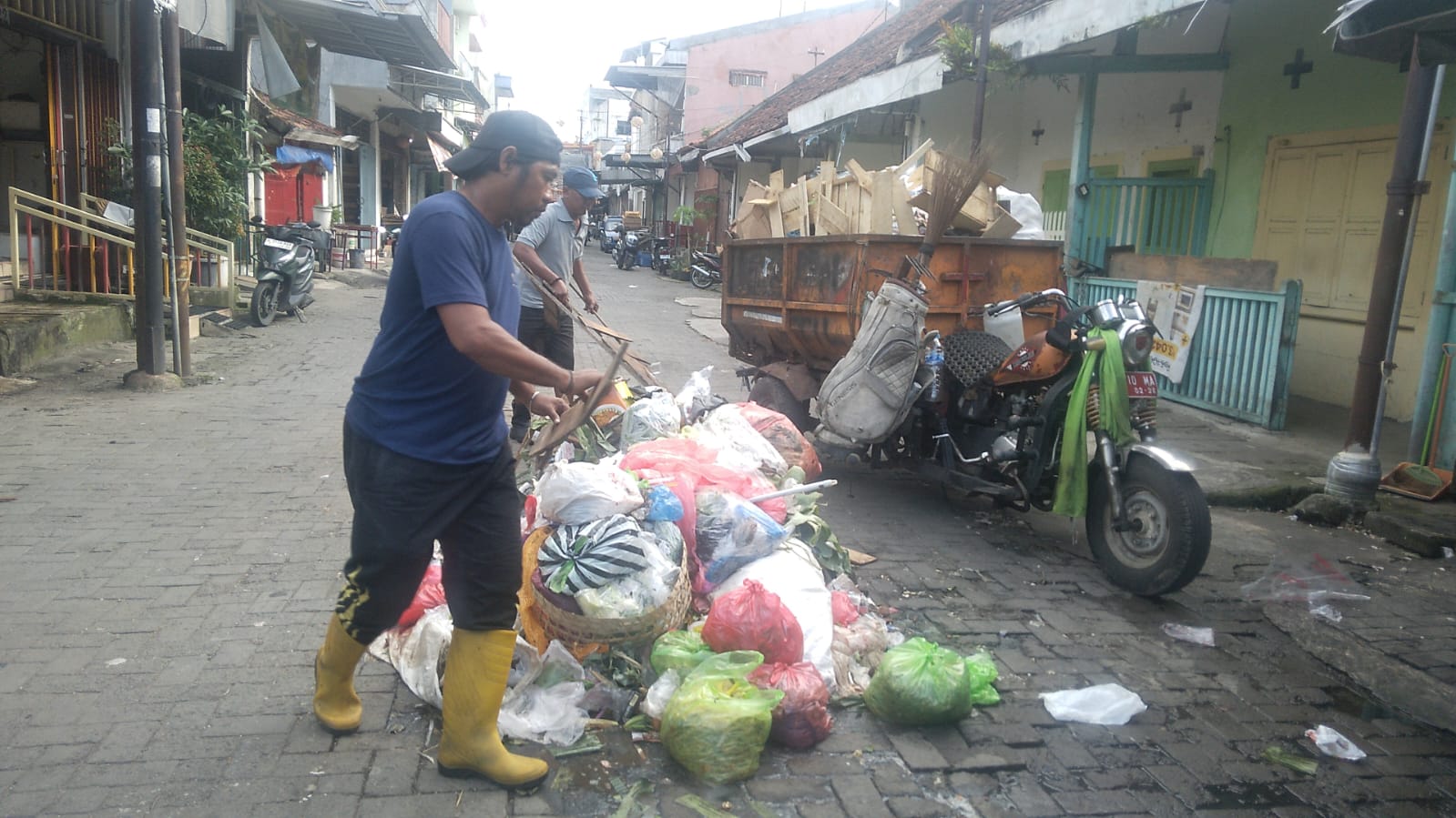 *Lintas OPD Pemkot Semarang Kolaborasi Atasi Persoalan Sampah*  Penanganan dan pengendalian sampah di Kota Semarang tak hanya menjadi tugas Dinas Lingkungan Hidup (DLH) saja.