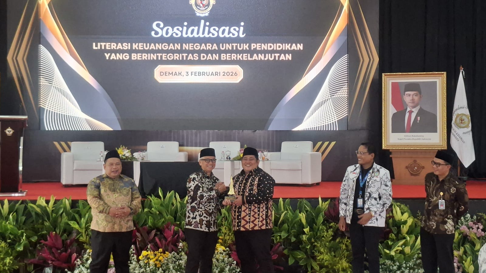 Anggota BPK RI H Fathan Subchi bersama Ketua Perwakilan BPK Jateng Ahmad Lutfi Rahmatullah, Ketua DPRD Demak Zayinul Fata dan Direktur Pemeriksaan Suandi dalam sosialisasi di gedung IPHI Demak.