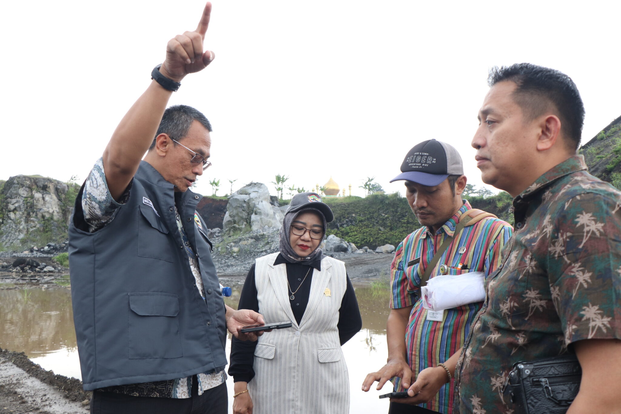(kedua dari kiri) Ketua Komisi D DPRD Jateng Nur Saadah melakukan peninjauan aktivitas penambangan di Kawasan Gunung Slamet.