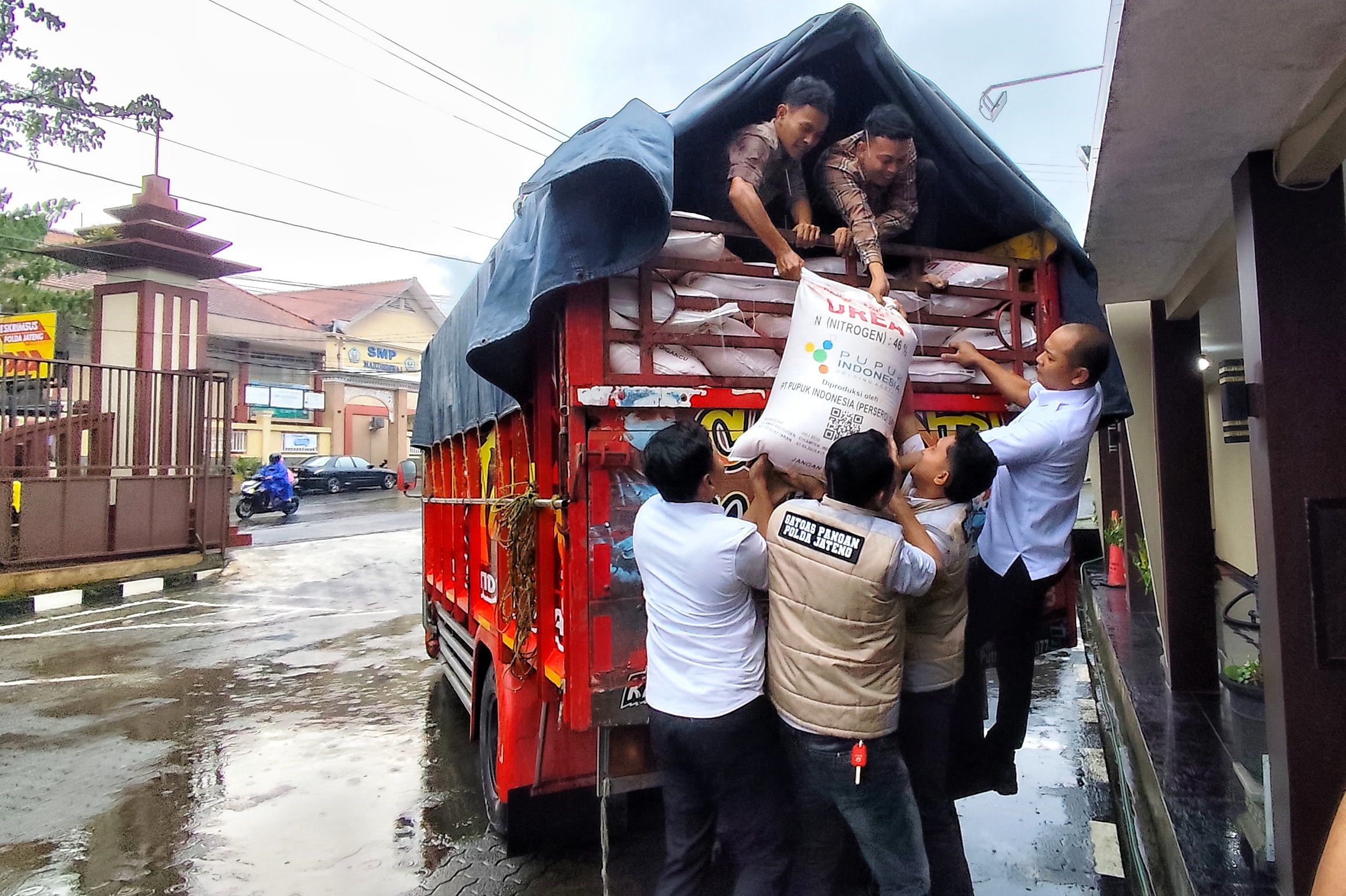Barang bukti pupuk subsidi yang diselewengkan pelaku