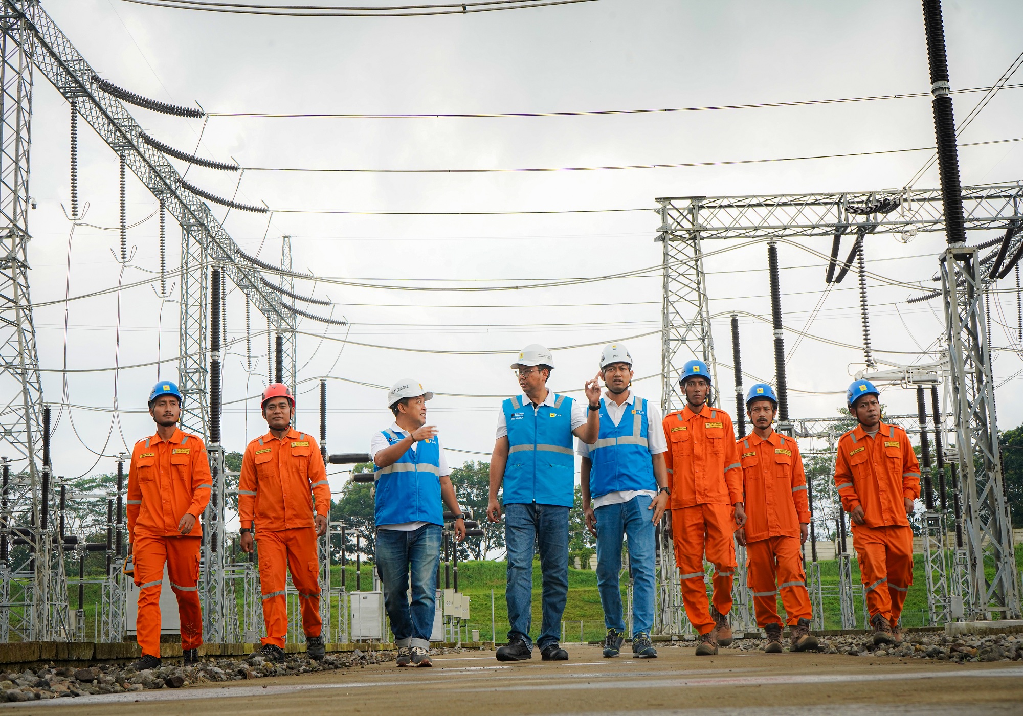 INSPEKSI INTENSIF : General Manager PLN UIT JBT, Handy Wihartady saat melakukan inspeksi pada masa siaga NATARU, yaitu di GITET 500 kV Ampel, Boyolali, pada 26 Desember 2025.