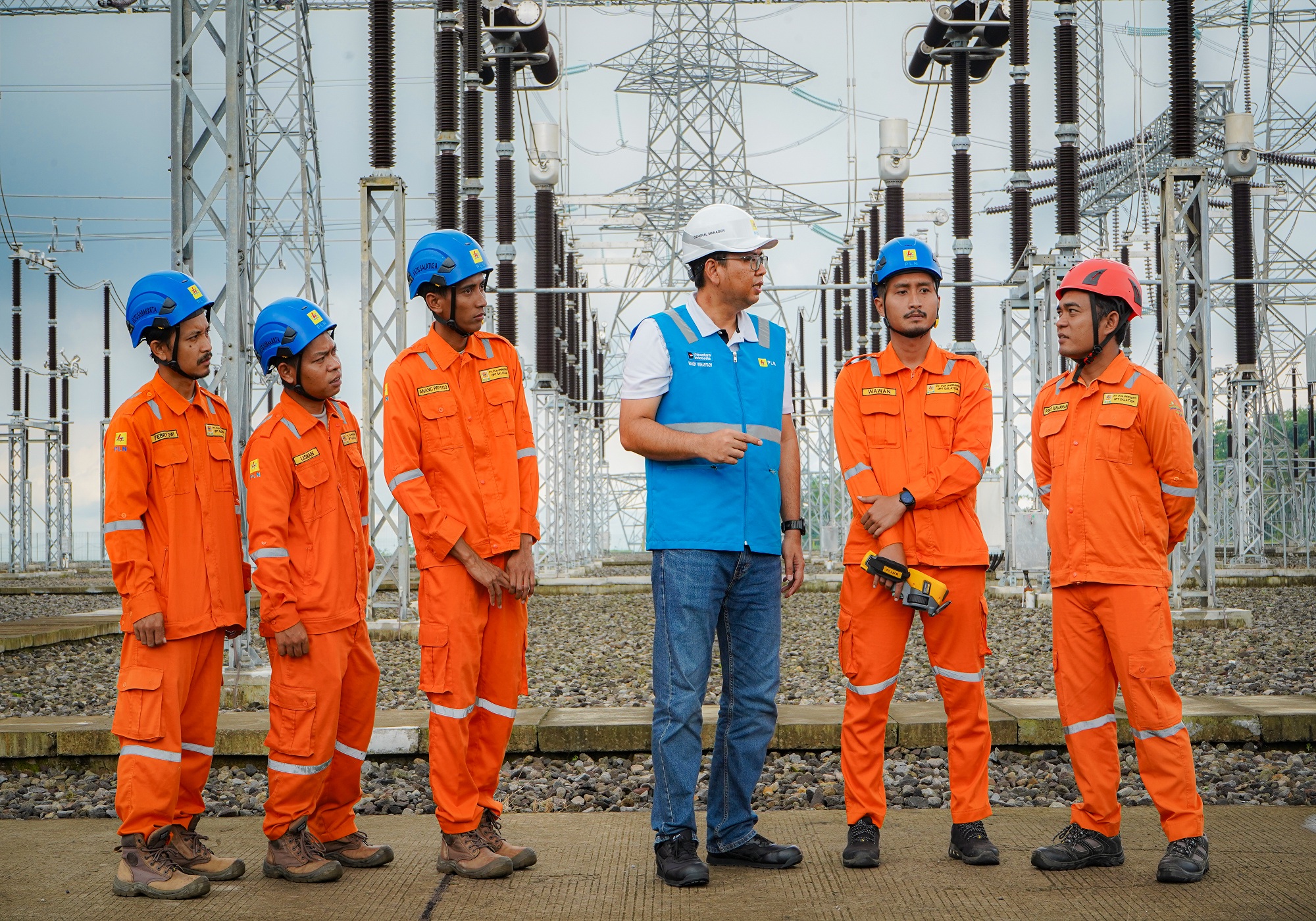 INSPEKSI INTENSIF : General Manager PLN UIT JBT, Handy Wihartady saat melakukan inspeksi pada masa siaga NATARU, yaitu di GITET 500 kV Ampel, Boyolali, pada 26 Desember 2025.