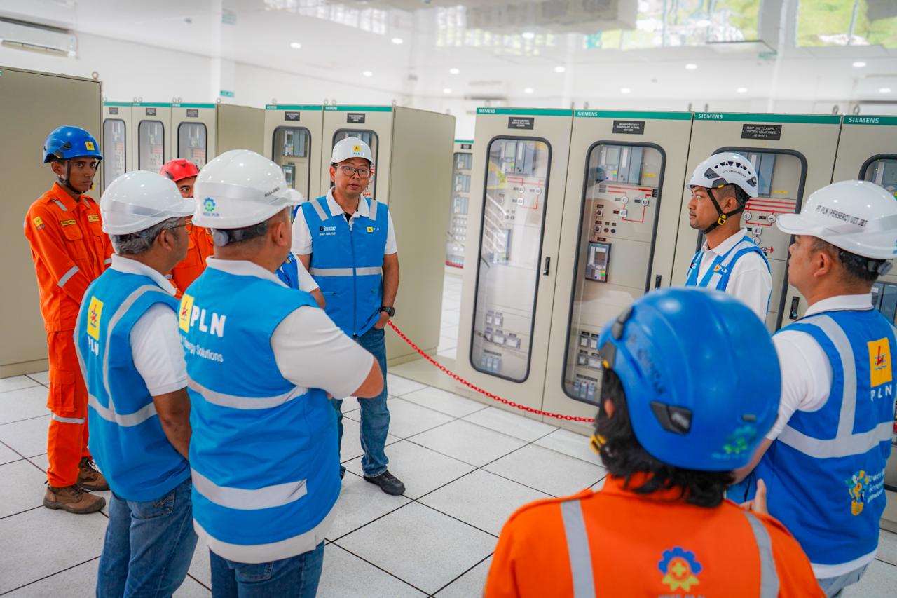 SIAGA NATARU : Jajaran pimpinan PLN UIT JBT melakukan pemantauan intesif selama Siaga Nataru 2025-2026.