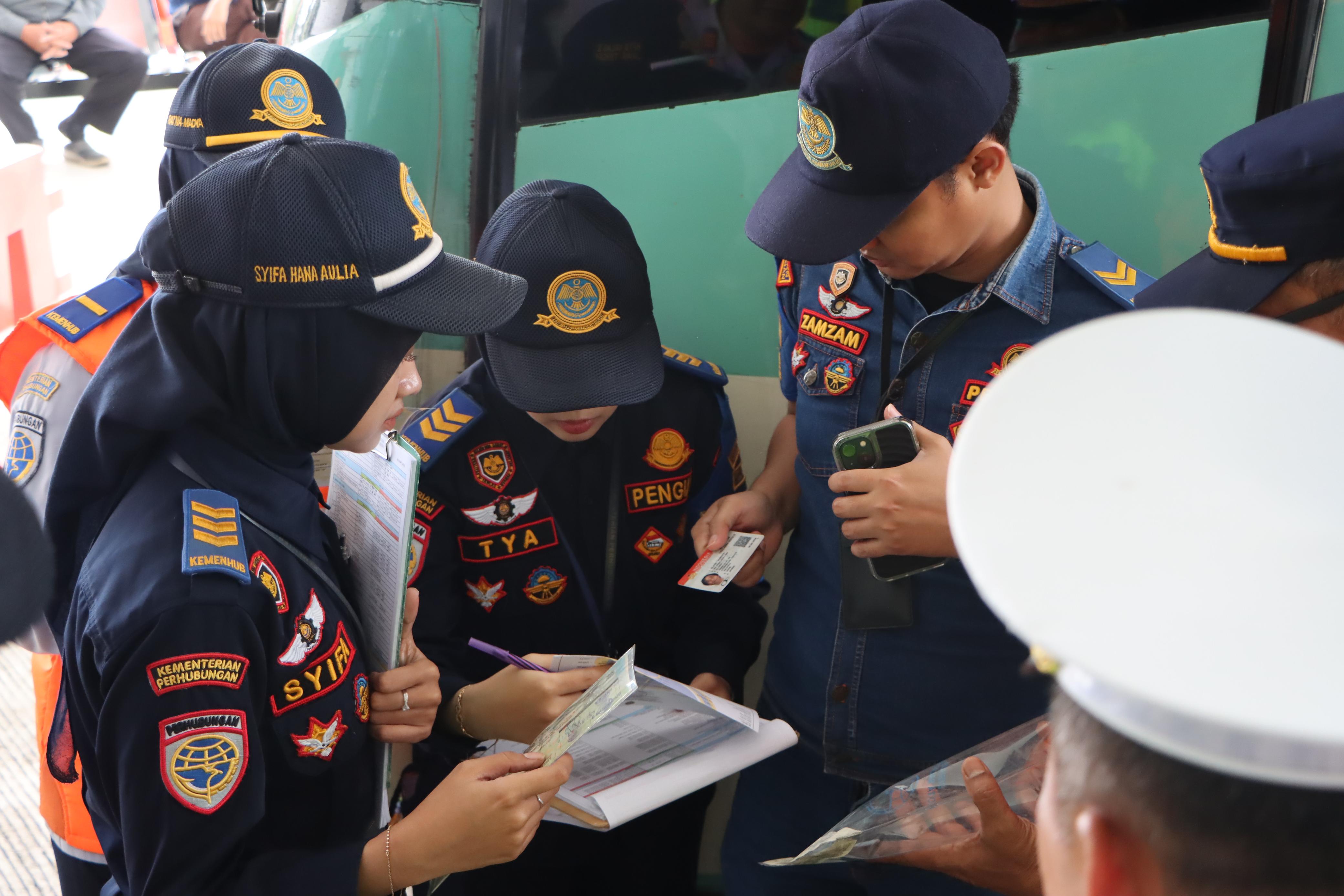 Polres - Dishub Cek Bus di Terminal Tingkir Salatiga, Satu Sopir Ditegur  Polres Salatiga berupaya menghadirkan keselamatan berlalu lintas melalui sinergi lintas instansi.