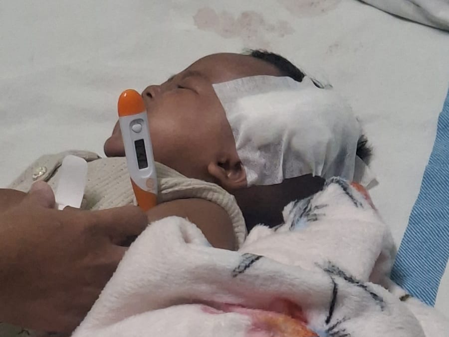 1. Bayi Areta Aghnia dirawat di RSUD Sunan Kalijaga Demak dengan luka cakar di kepala.  (Wahibpribadi)